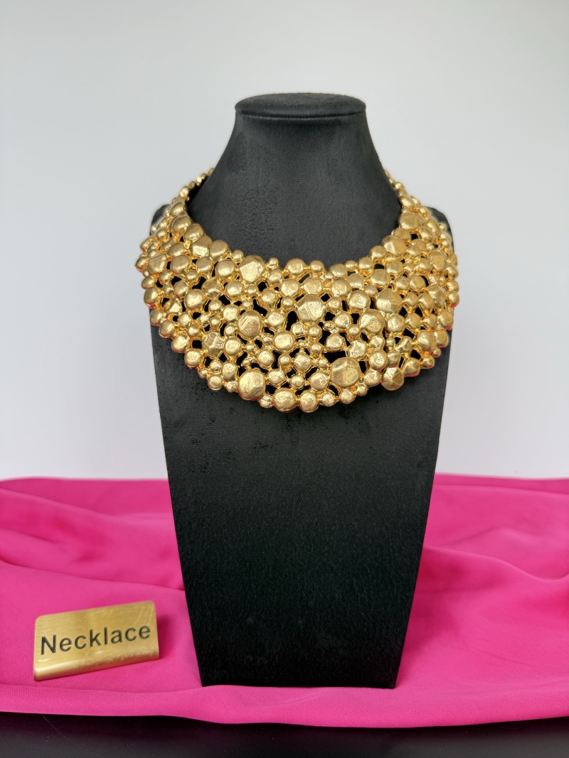 Золотистое колье с геометрическими элементами Schiaparelli