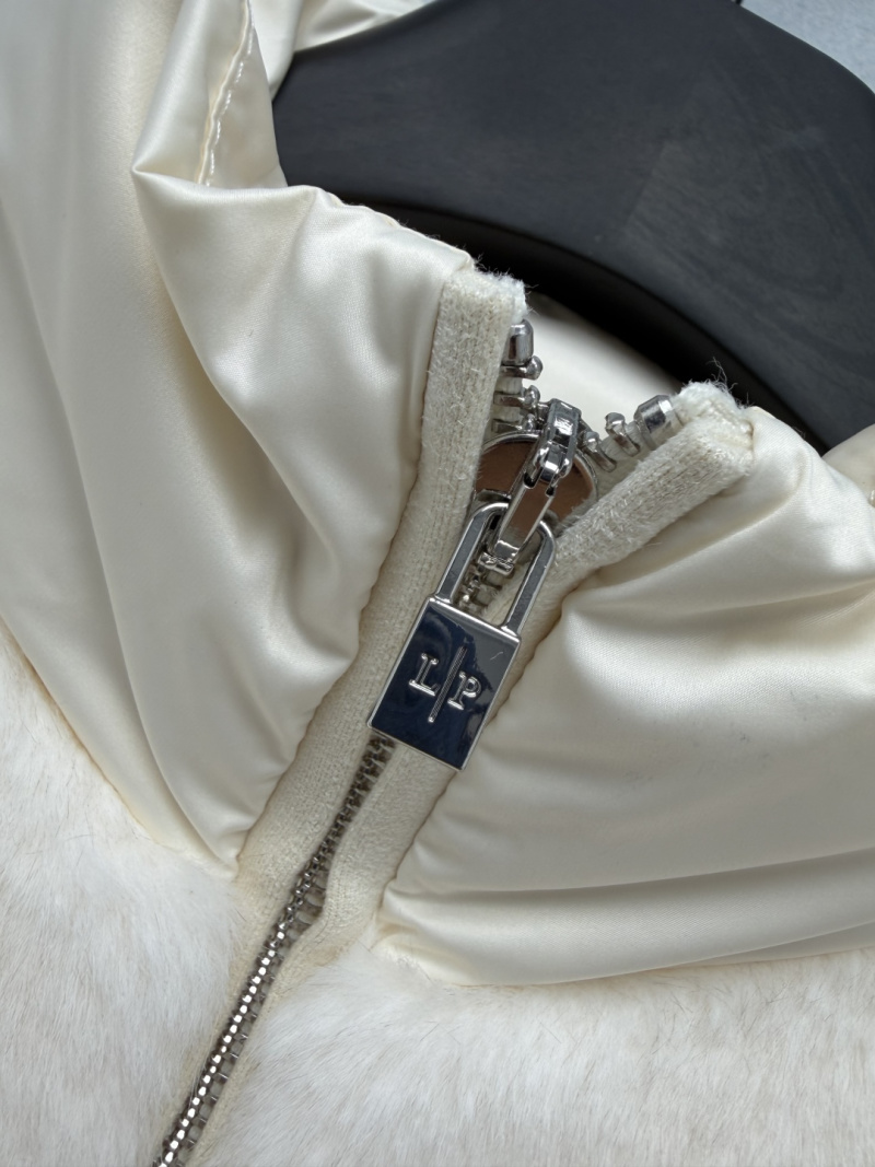 Жилет Loro Piana с белым мехом и утеплителем