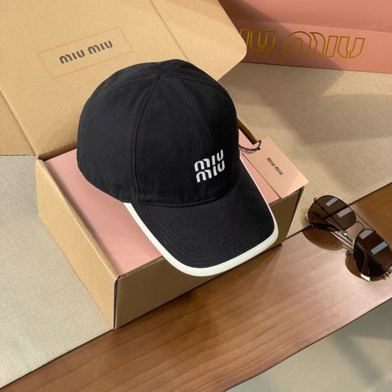 Кепка бейсбольная чёрная с белой окантовкой Miu Miu