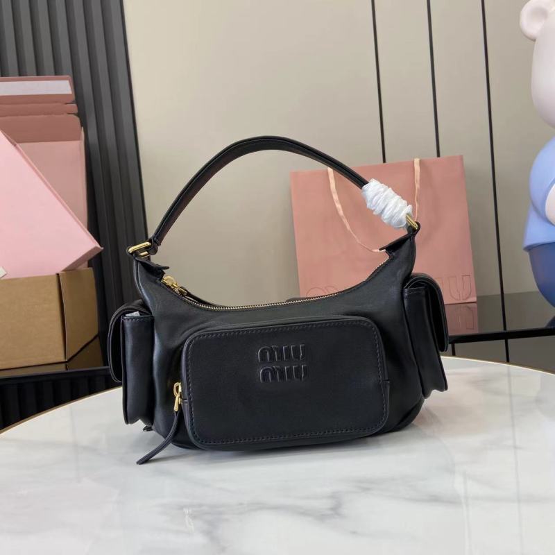 Черная сумка Miu Miu с логотипом