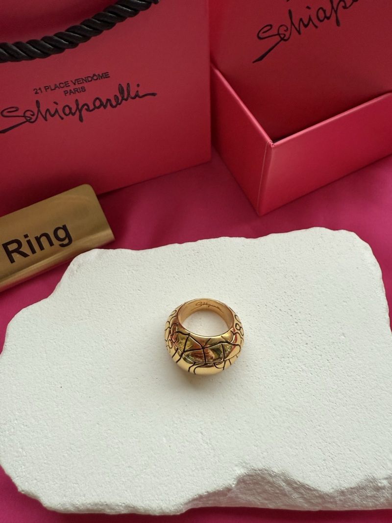 Золотистое кольцо с черными узорами Schiaparelli