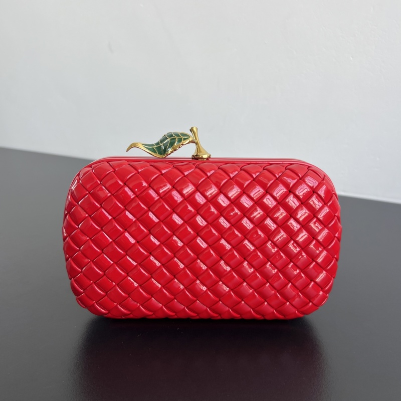 Вечерняя сумка Bottega Veneta с плетеным дизайном и листом