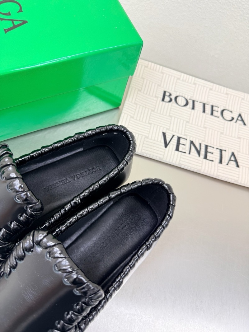 Женские кожаные лоферы с плетеным декором Bottega Veneta