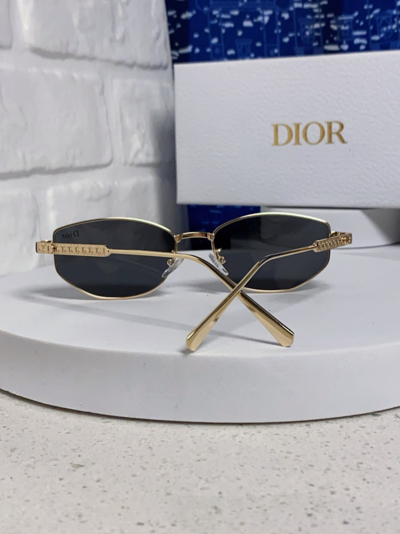 Солнцезащитные очки Dior в золотой оправе