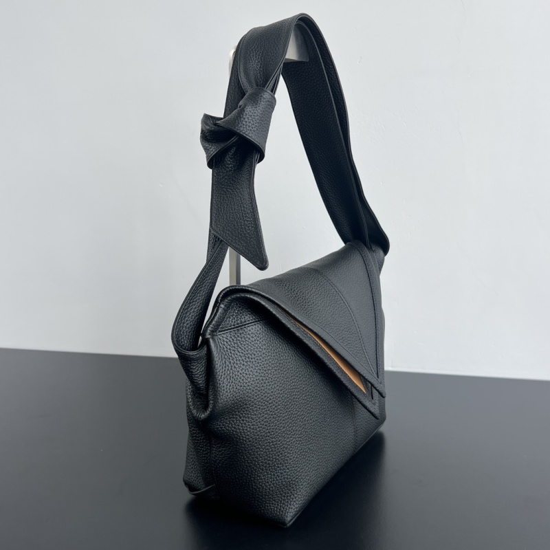 Сумка Bottega Veneta Sawyer треугольная