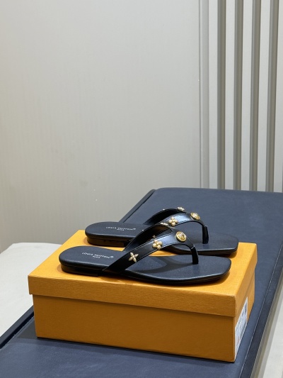 Шлёпанцы Louis Vuitton