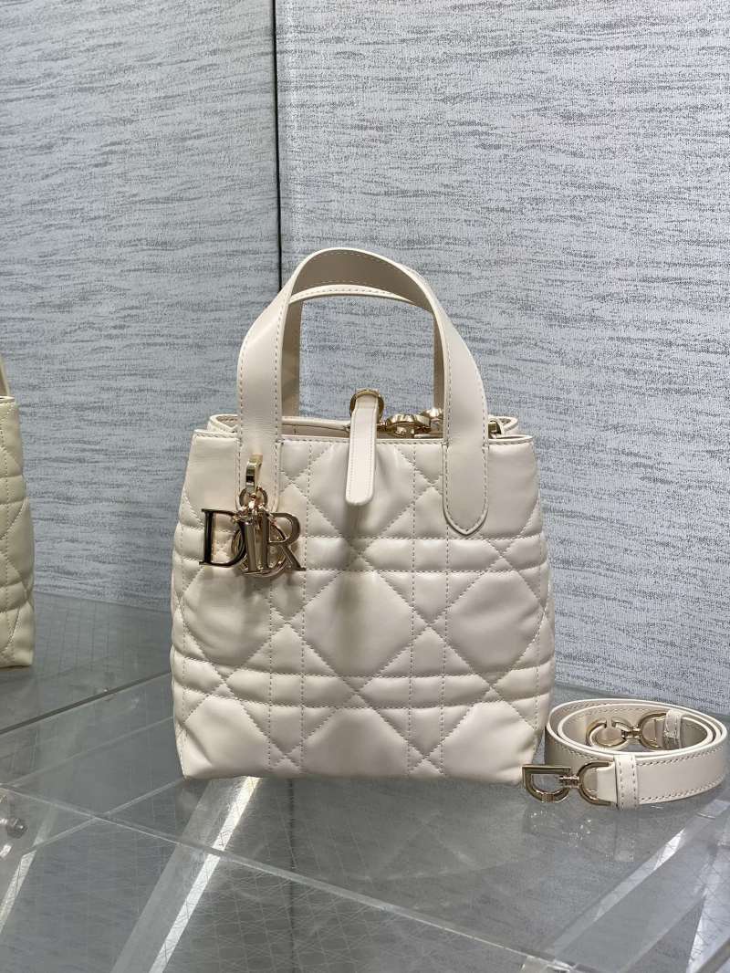 Сумка Dior Lady Dior белого цвета
