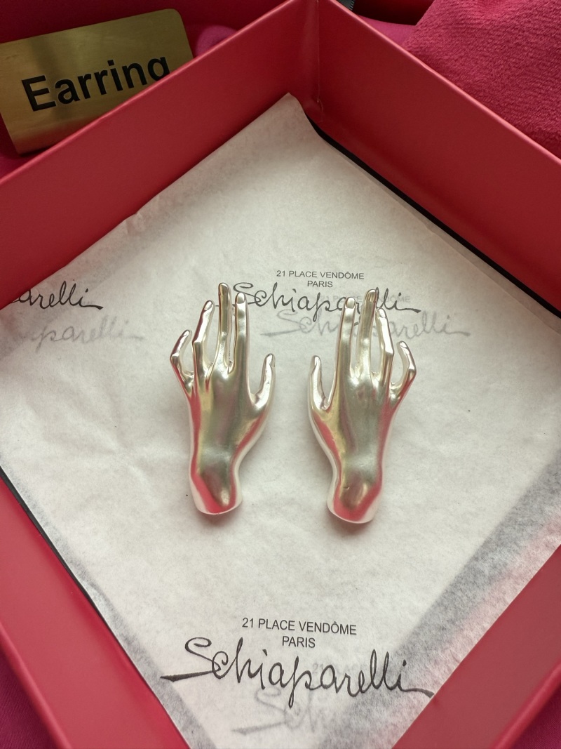 Серьги в виде рук Schiaparelli