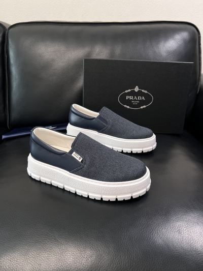 Мужские слипоны Prada с кожаной вставкой и белой подошвой
