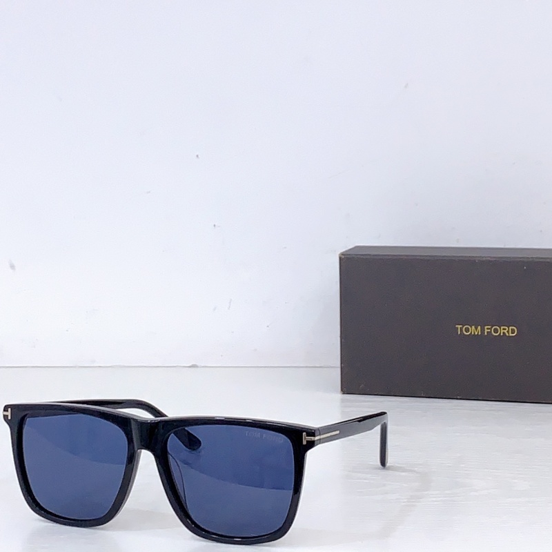 Солнцезащитные очки Tom Ford FT0832 черные