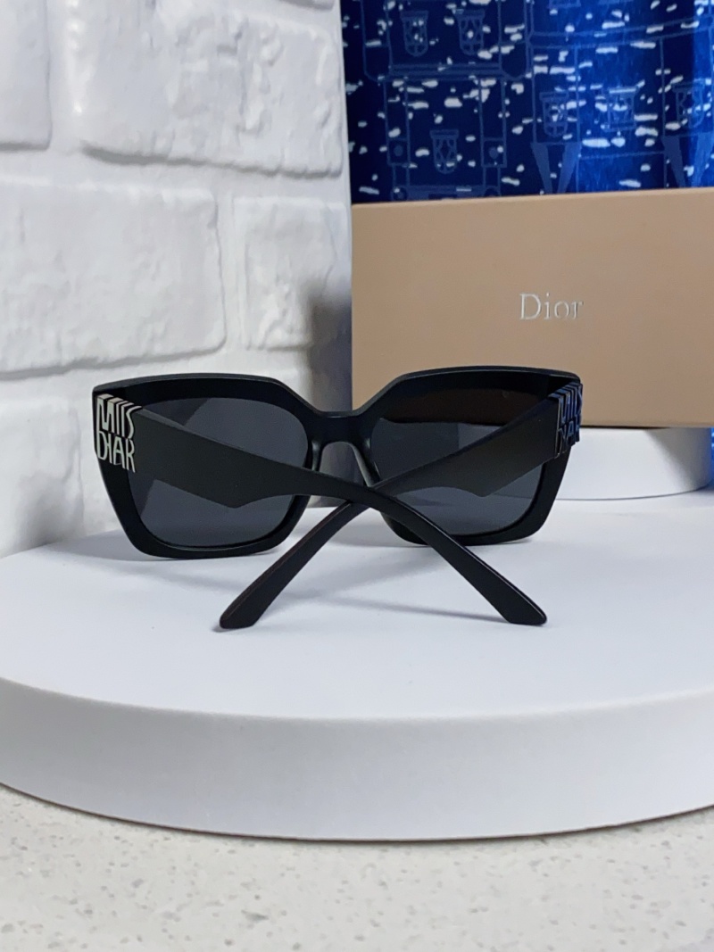 Женские черные солнцезащитные очки Dior в массивной оправе