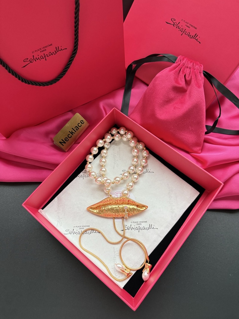 Колье с золотыми губами и жемчугом Schiaparelli