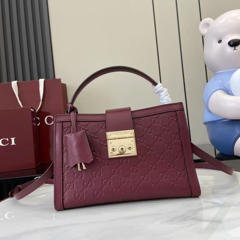 Женская сумка Gucci с золотой фурнитурой