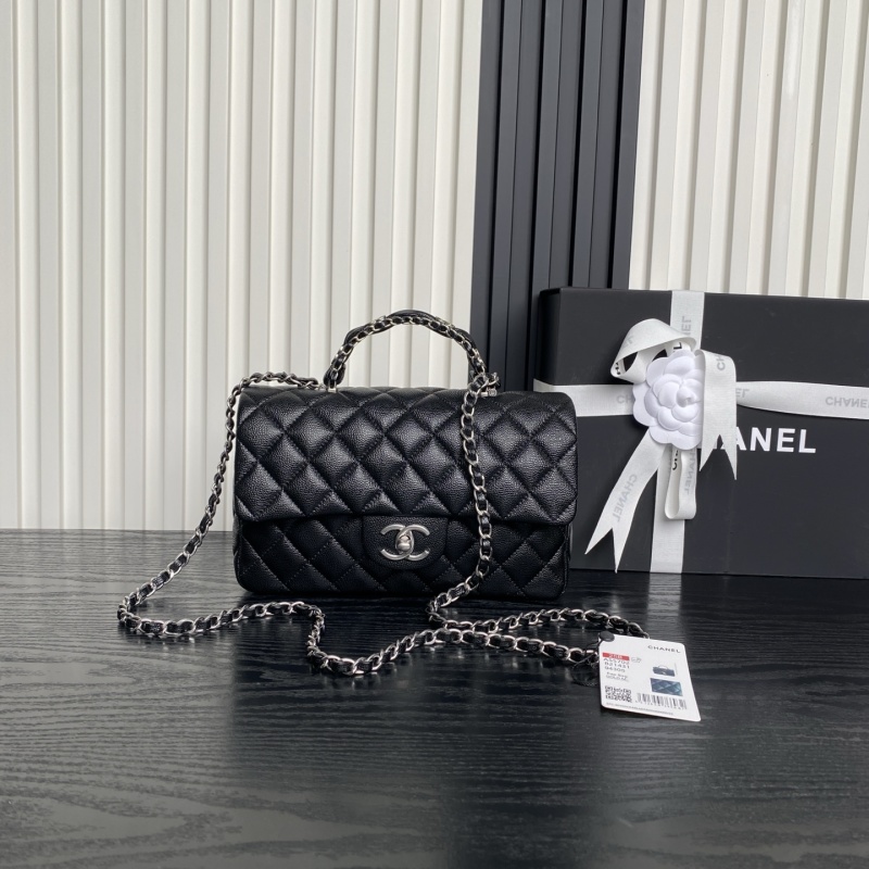 Черная сумка Chanel с цепочкой