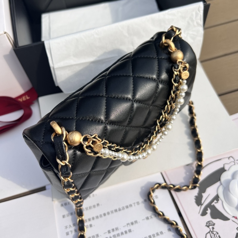 Чёрная сумка Chanel с жемчужной цепочкой