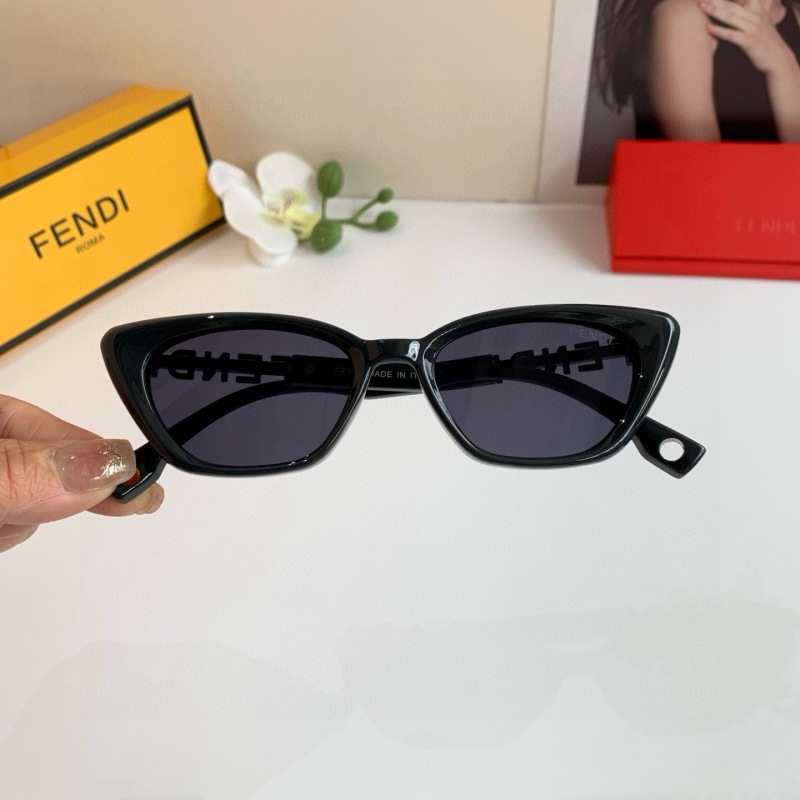 Черные солнцезащитные очки Fendi в форме кошачьего глаза