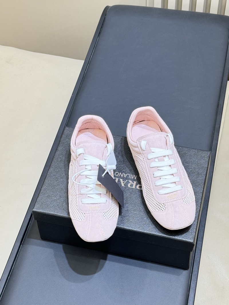 Розовые женские кроссовки Prada
