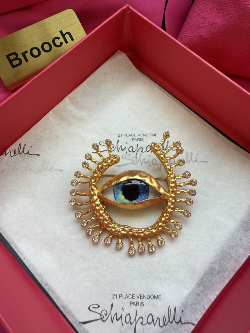 Брошь Schiaparelli в виде глаза