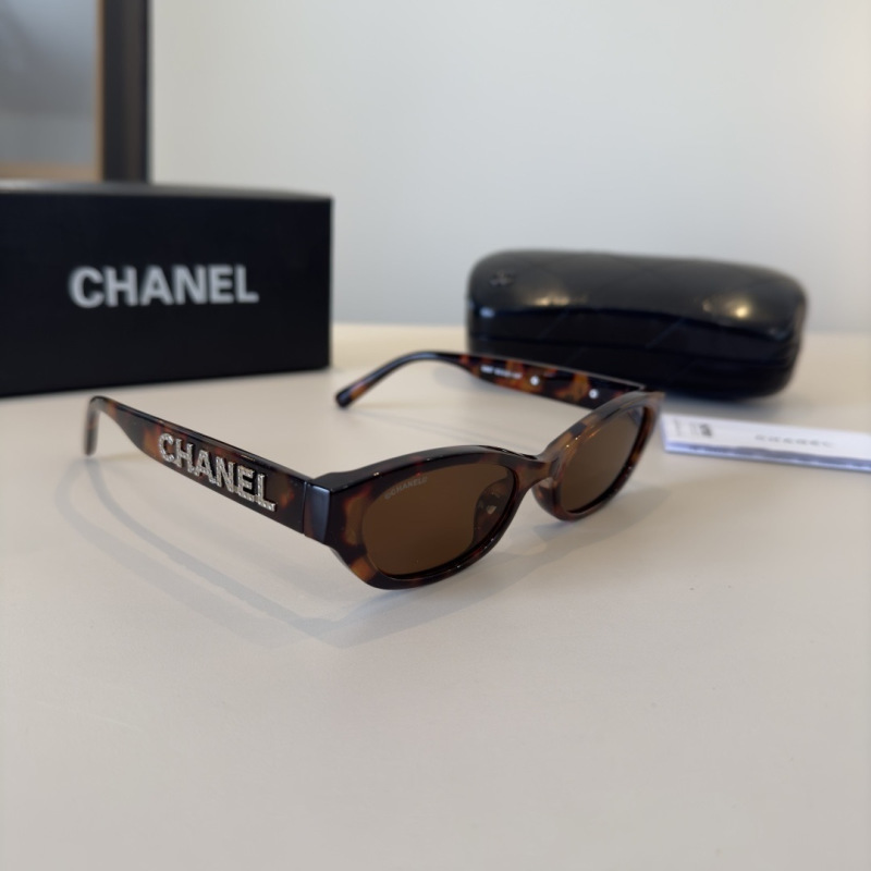 Солнцезащитные очки Chanel