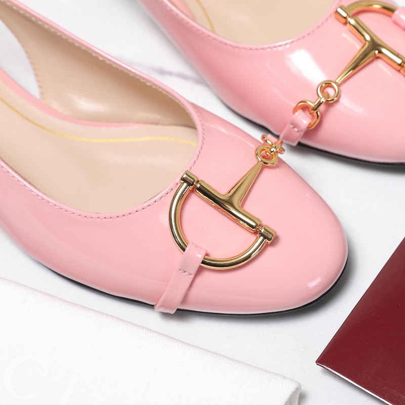 Женские розовые туфли с золотой пряжкой Gucci