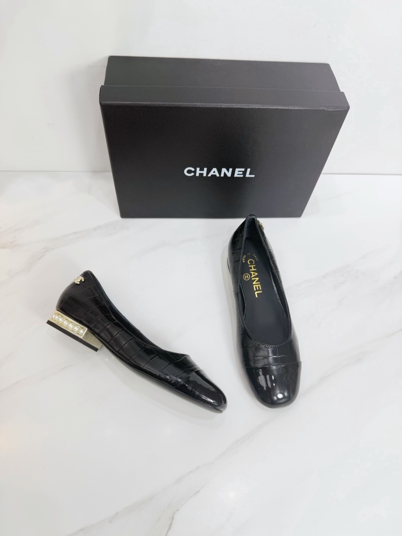 Чёрные женские туфли с крокодиловым тиснением и золотыми каблуками Chanel