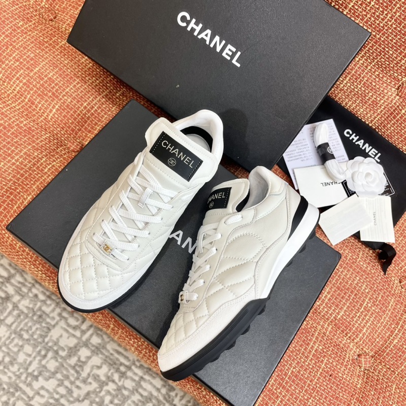 Женские белые кроссовки с ромбовидным узором Chanel