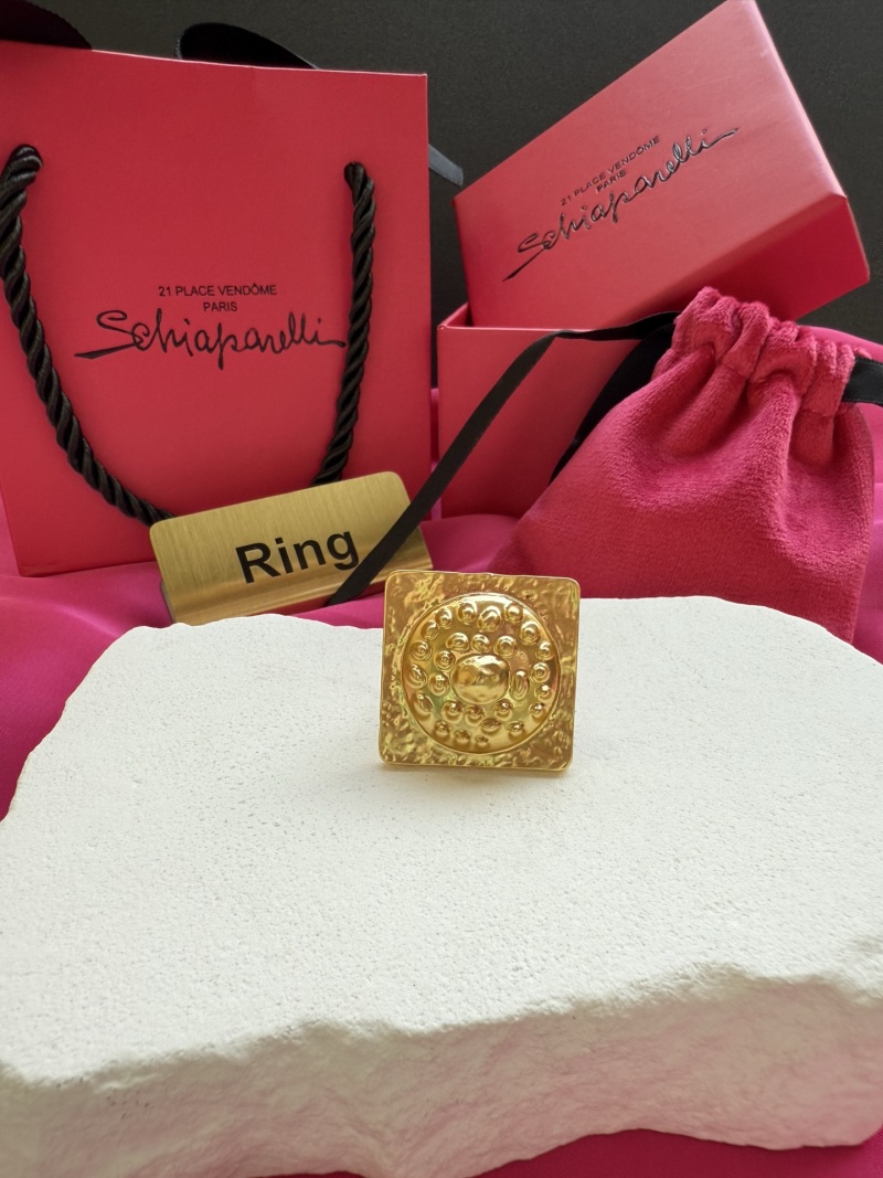 Золотистое кольцо с текстурным узором Schiaparelli