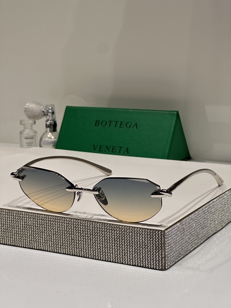 Солнцезащитные очки Bottega Veneta розовое золото