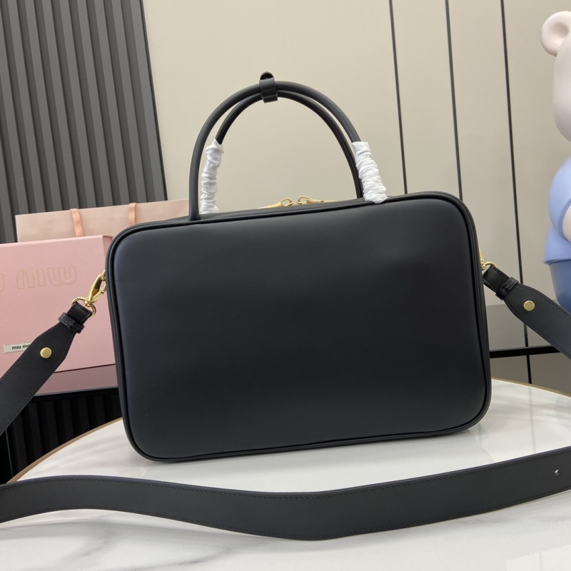 Черная сумка Miu Miu с логотипом