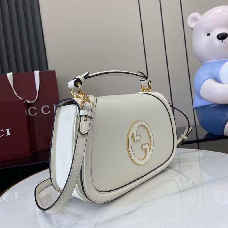 Белая сумка Gucci с логотипом
