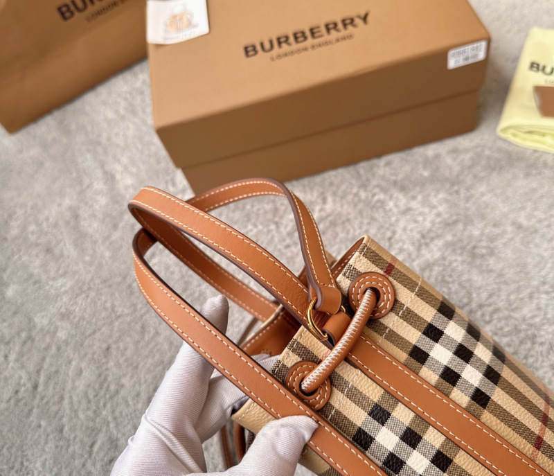 Сумка-ведро Burberry в классическую клетку