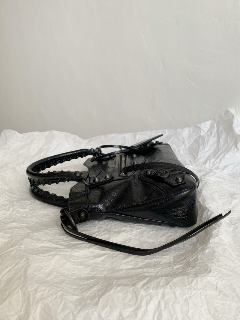 Черная сумка Balenciaga с коротким ремешком и зеркальным брелоком