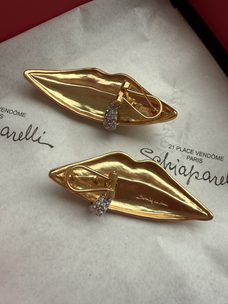 Серьги в виде губ Schiaparelli