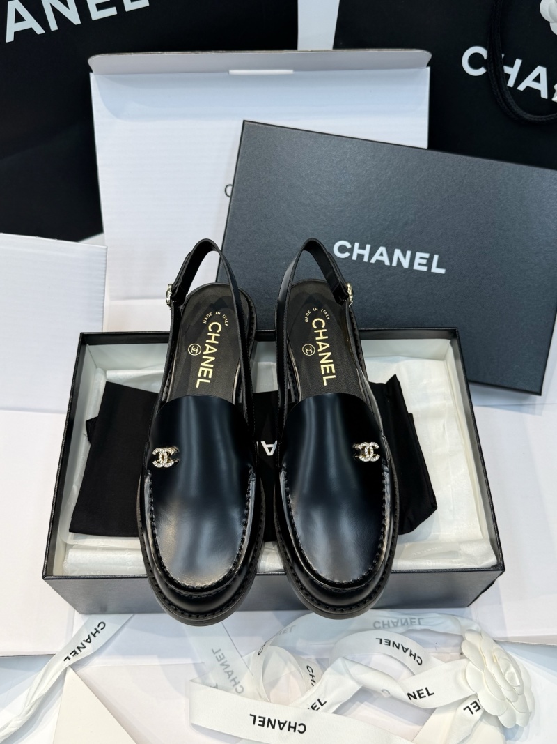 Черные лоферы с декоративной пряжкой Chanel