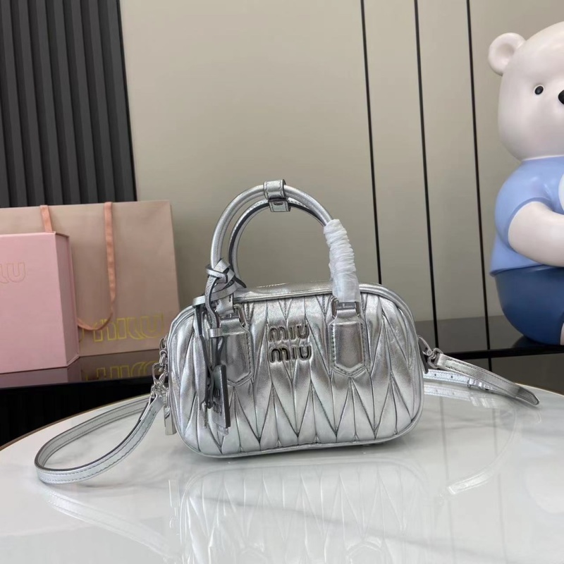 Сумка Miu Miu серебристая с ручкой
