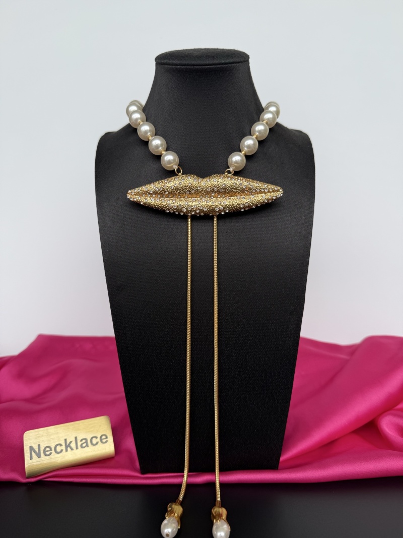 Колье с жемчугом и декоративными губами Schiaparelli