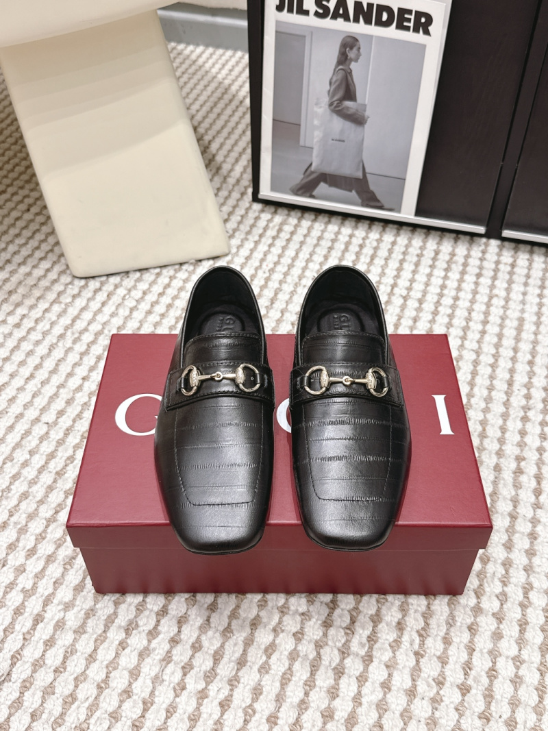 Женские черные лоферы Gucci с тиснением