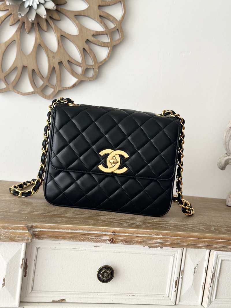 Черная сумка Chanel с золотой фурнитурой