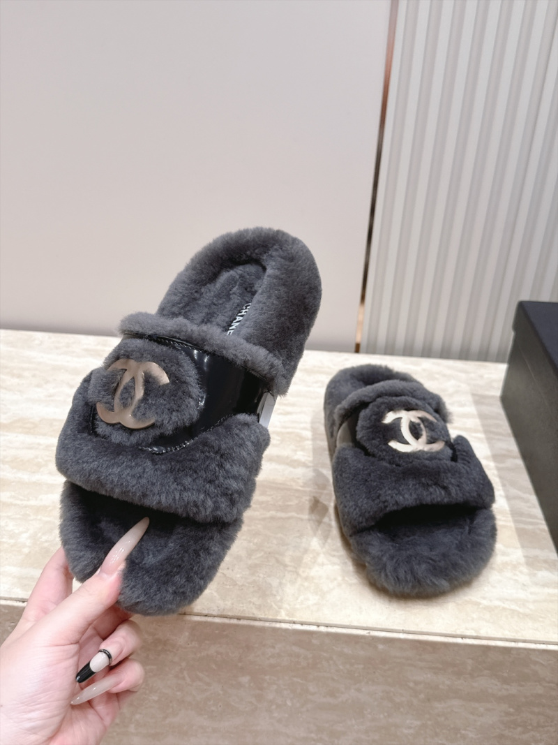 Женские шлёпанцы Chanel с мехом черного цвета