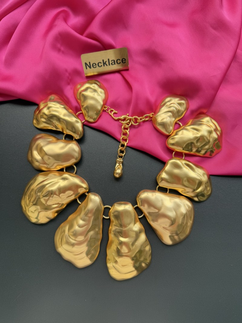 Золотистое колье с крупными элементами Schiaparelli