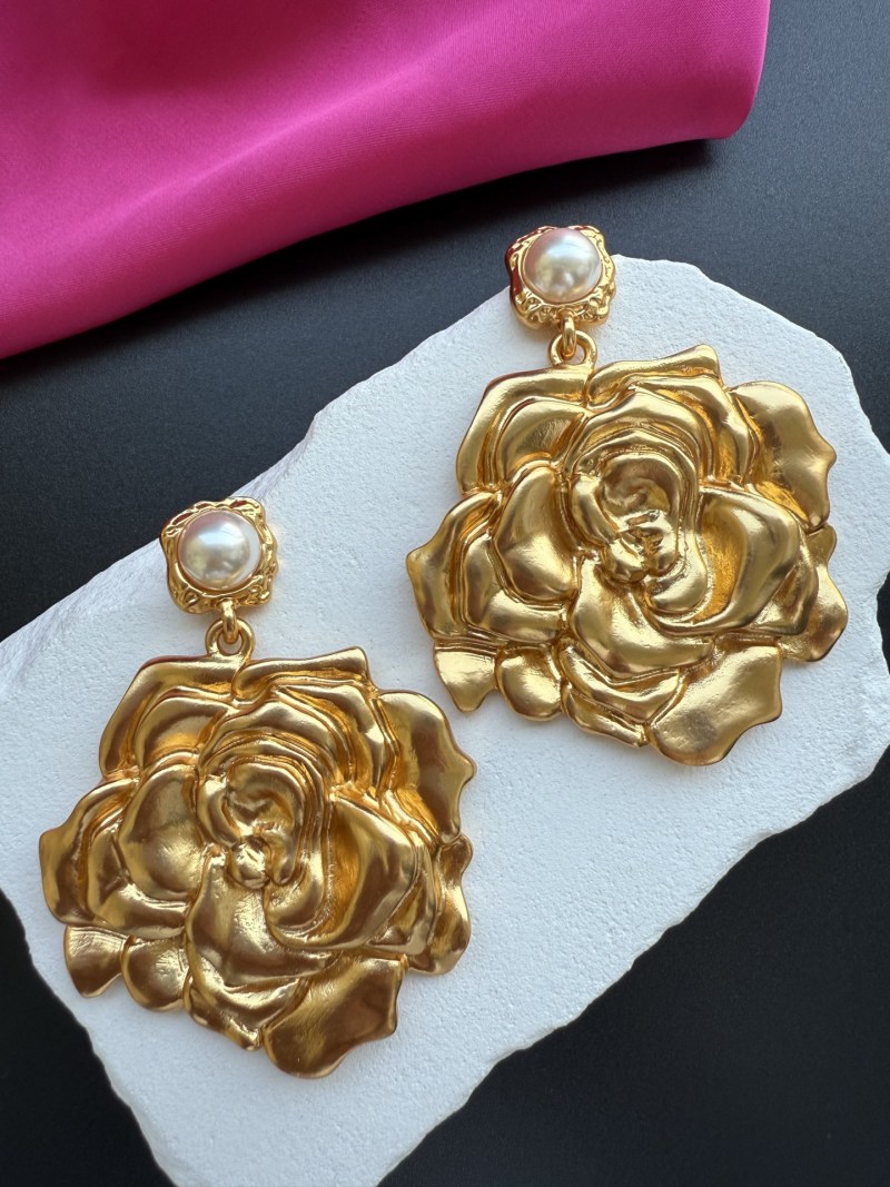 Золотистые серьги в виде розы с жемчугом Schiaparelli