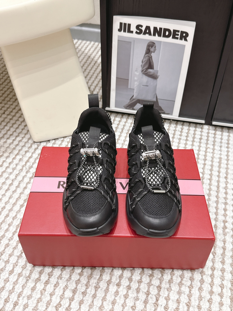 Женские кроссовки Roger Vivier с декоративной пряжкой