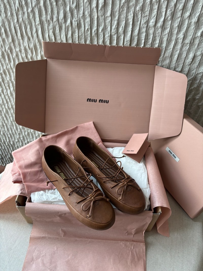 Женские балетки Miu Miu коричневые с бантом