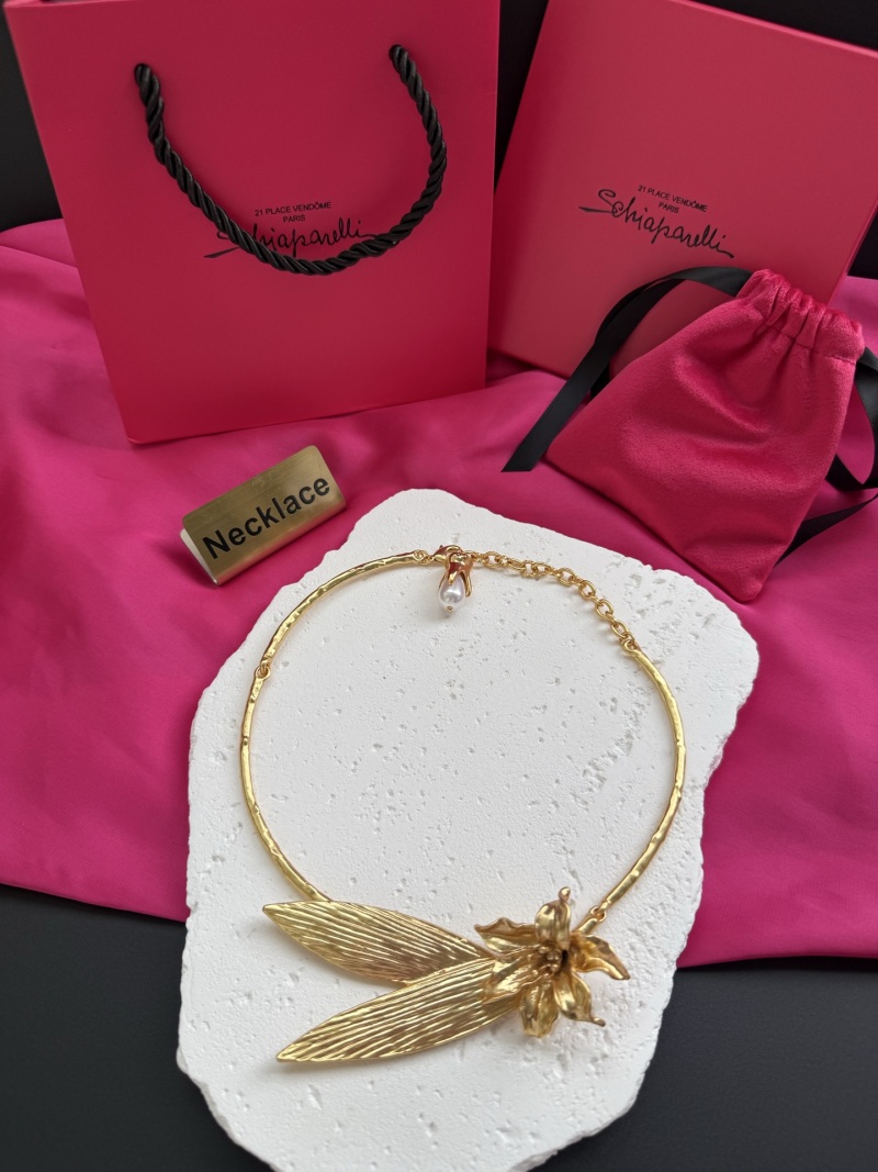Золотистое колье с цветком Schiaparelli