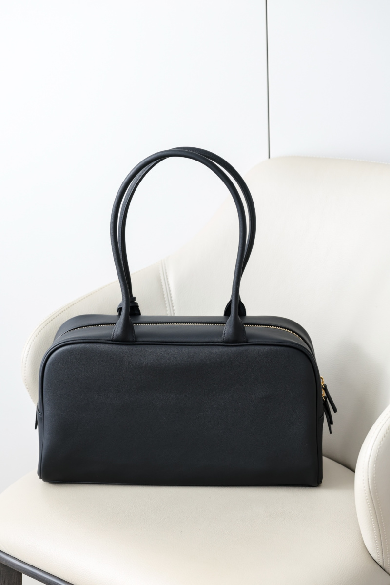 Чёрная сумка Chanel с золотой фурнитурой