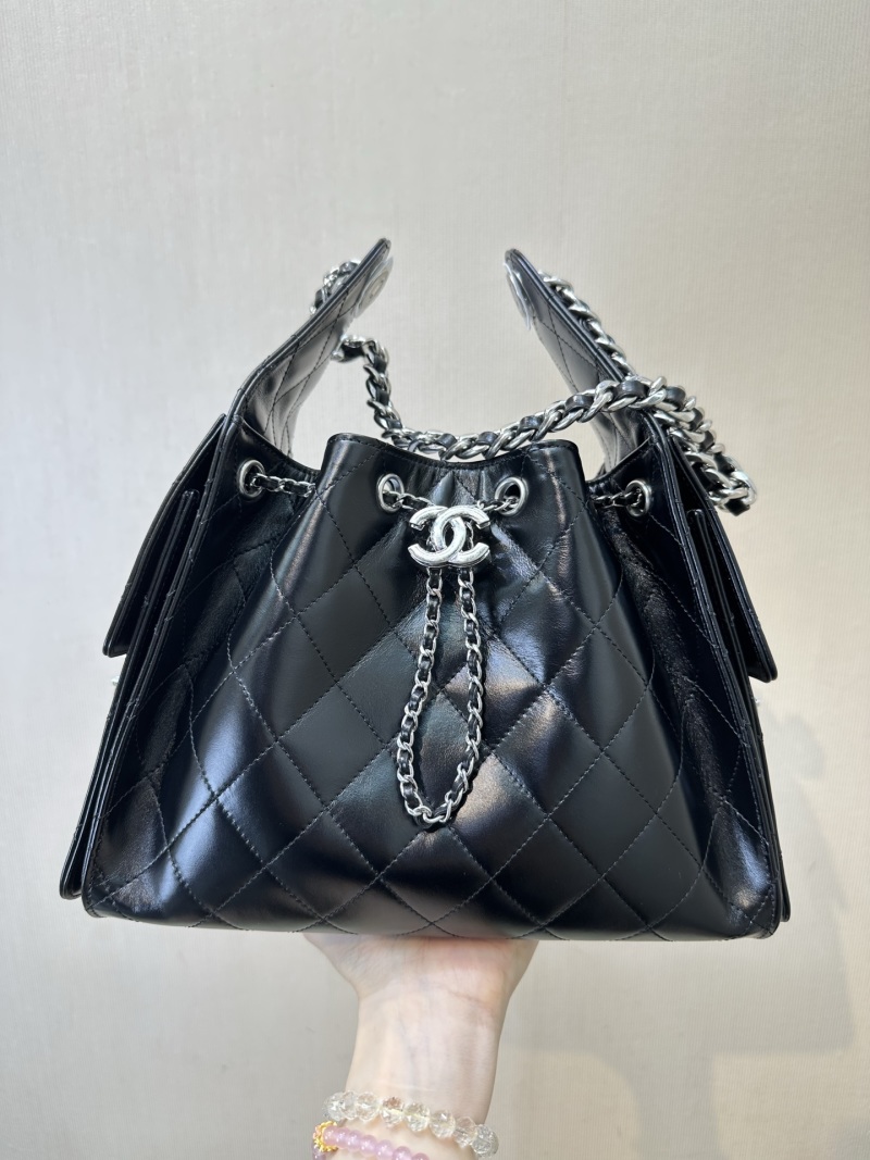 Чёрная сумка Chanel с цепочкой