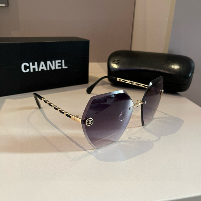 Солнцезащитные очки в стиле Chanel, черные с золотым декором