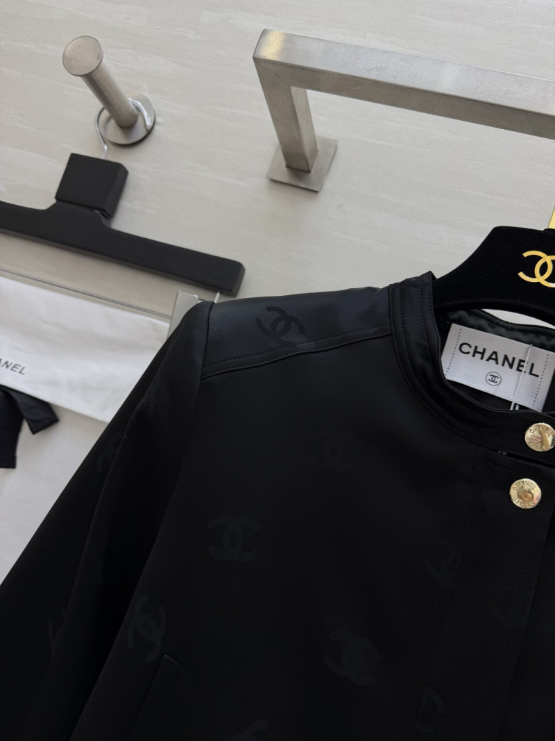 Чёрная куртка Chanel с тиснёным узором