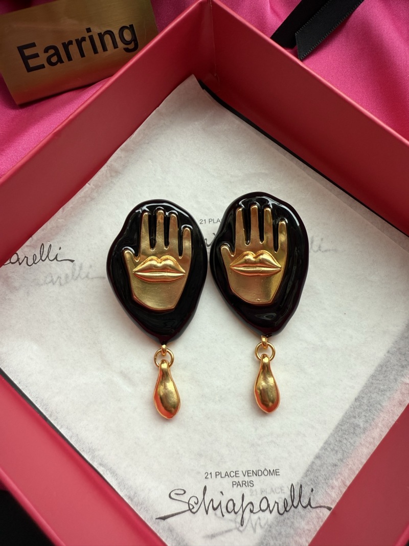 Серьги Schiaparelli с изображением рук и губ