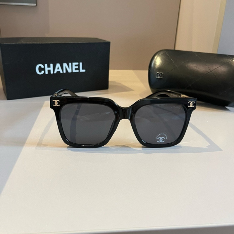 Черные солнцезащитные очки Chanel